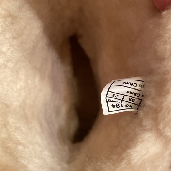 Ugg Elliott studded boots size 8 - Picture 12 of 12